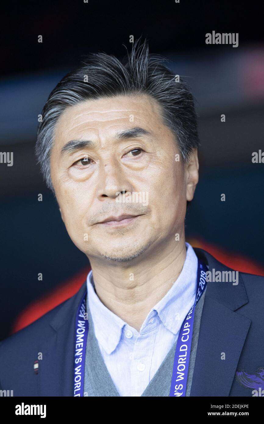 Allenatore cinese Jia Xiuqan (CHN) durante la partita della Coppa del mondo femminile FIFA 2019 Francia gruppo B tra Sud Africa e Cina, allo stadio Parc Des Princes il 13 giugno 2019 a Parigi, Francia. Foto di Loic Baratoux/ABACAPRESS.COM Foto Stock