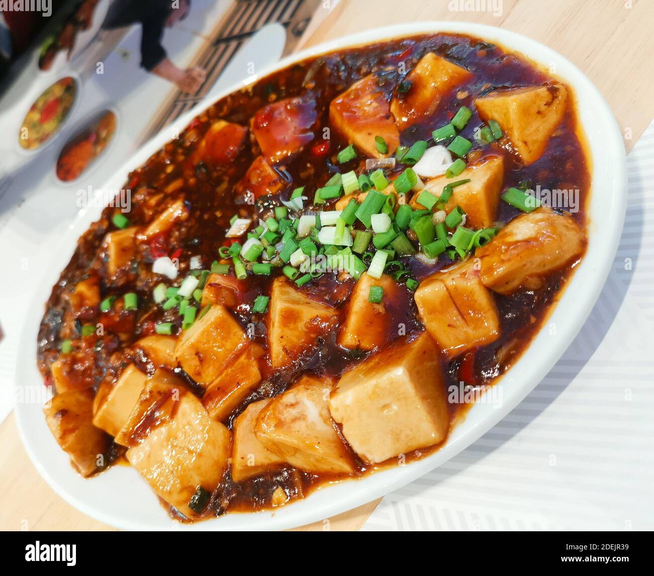 Tofu fritto in padella con Sichuan Chili, speziato cibo cinese. Foto Stock