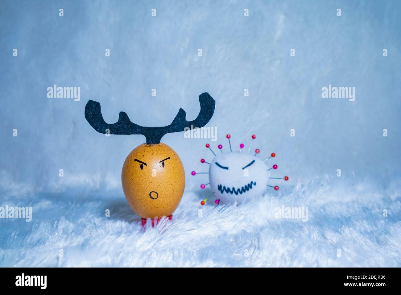 Carino uovo dipinto per celebrare il Natale in tempi di covide pandemia. Divertimento attività al coperto con i bambini. Foto Stock