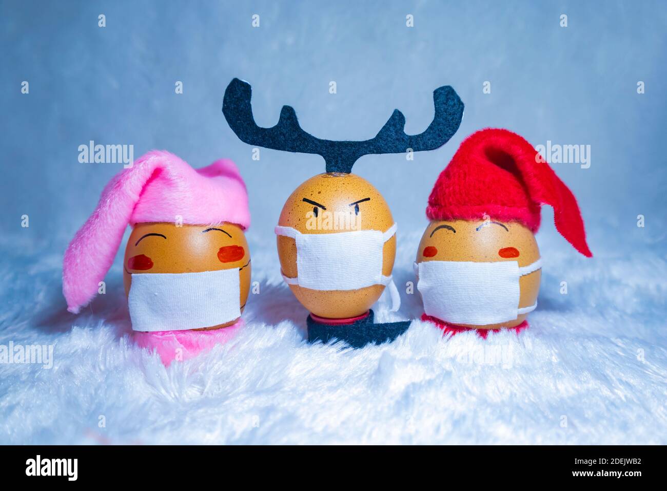 Carino uova dipinte per celebrare il Natale in tempi di covide pandemia. Divertimento attività al coperto con i bambini. Foto Stock