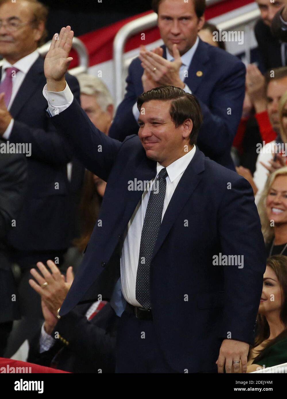 NESSUN FILM, NESSUN VIDEO, NESSUNA TV, NESSUN DOCUMENTARIO - FLORIDA GOV. Ron DeSantis ondeggia durante un raduno di campagna per il presidente Trump all'Amway Center di Orlando, FL, USA, martedì 18 giugno 2019. Foto di Stephen M. Dowell/Orlando Sentinel/TNS/ABACAPRESS.COM Foto Stock