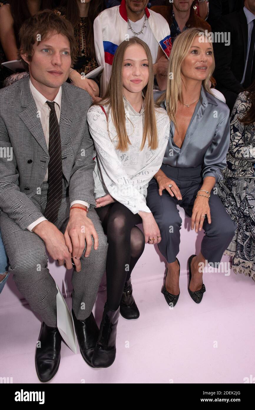 (L-R) il Conte Nikolai von Bismarck, Lila Grace Moss Hack, Kate Moss partecipa allo spettacolo Christian Dior Menswear Primavera Estate 2020 come parte della settimana della Moda di Parigi a Parigi, Francia, il 21 giugno 2019. Foto di Laurent Zabulon / ABACAPRESS.COM Foto Stock