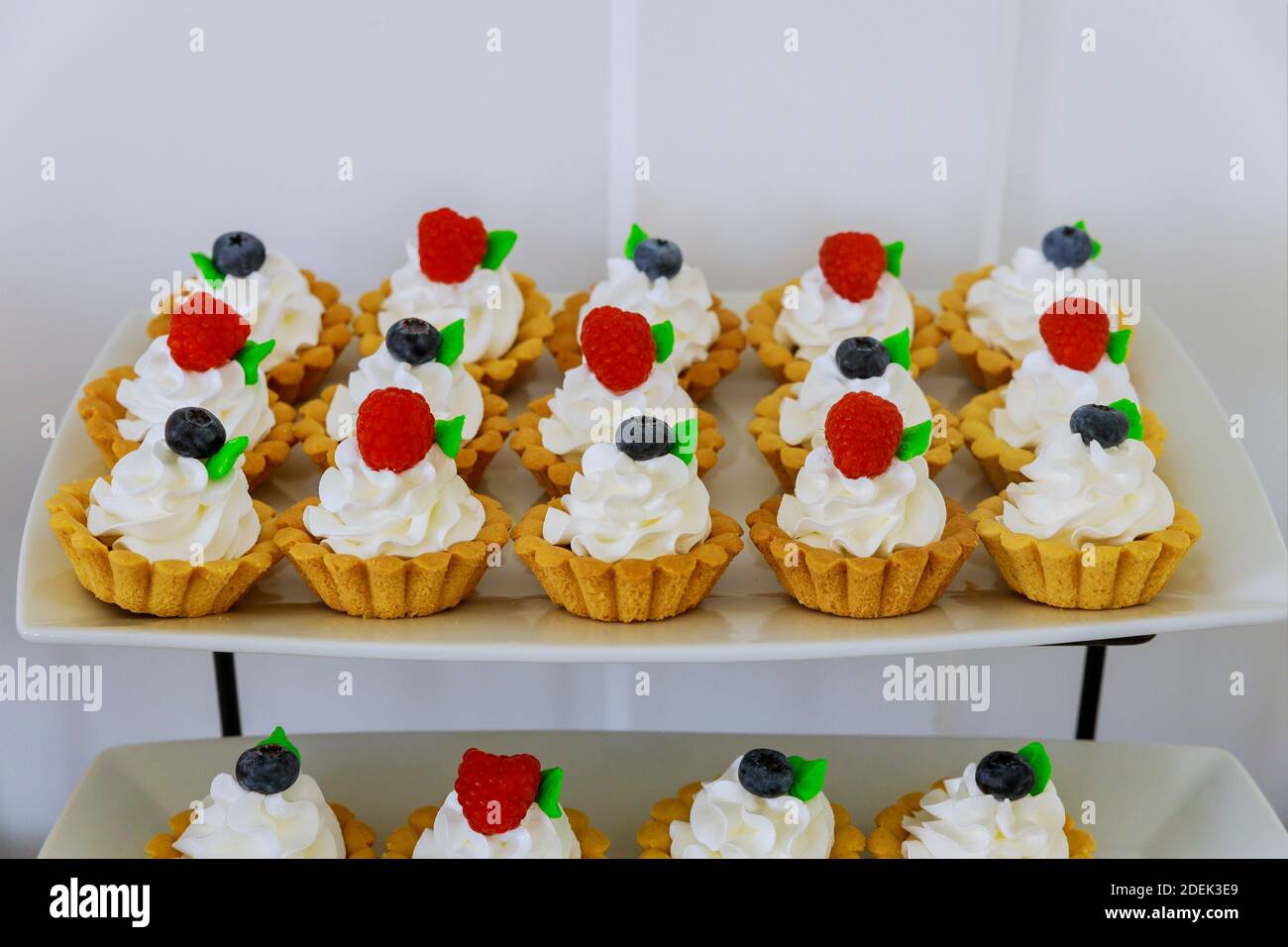 Mini dessert con frutta fresca su tavola a torta. Foto Stock