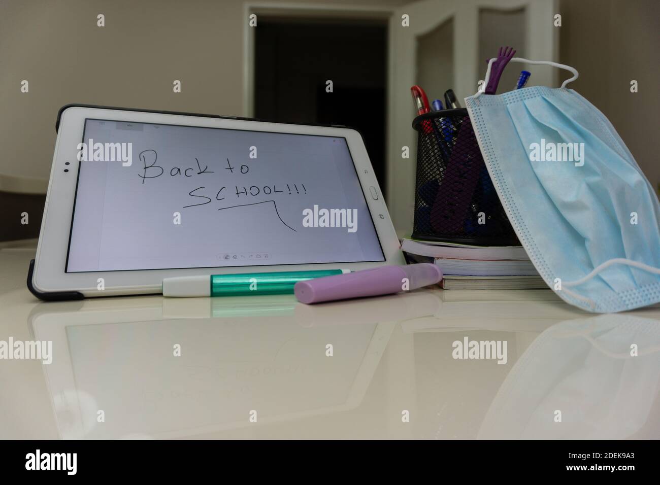 Il tablet di uno studente che è stanco di online istruzione e attesa di tornare a scuola Foto Stock