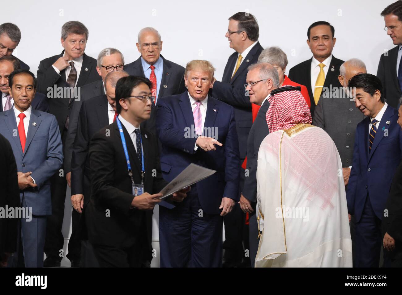 CORREZIONE - il presidente degli Stati Uniti Donald Trump e il principe della corona Saudita Mohammed Bin Salman parlano durante la foto di famiglia al vertice del G20 di Osaka il 28 giugno 2019. (Foto di Ludovic MARIN / AFP) / "la menzione(e) erronea(e) che appare nei metadati di questa foto di Ludovic MARIN è stata modificata nei sistemi AFP nel modo seguente: [Crown Prince] invece di [King]. Rimuovere immediatamente le citazioni errate da tutti i servizi online ed eliminarle dai server. Se AFP è stato autorizzato a distribuirlo (loro) a terze parti, assicurarsi che lo stesso ac Foto Stock