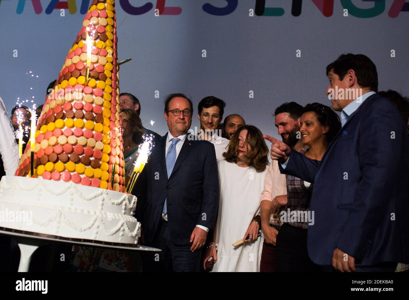 Il creatore della FFE, l'ex presidente francese Francois Hollande e l'ex ministro Patrick Kanner e Najat Vallaud-Belkacem esamineranno una torta gigante di Macaron con alcune candele alla Fondazione francese la France s'Engage (FFE) premia 2019 a Pantin, vicino a Parigi, il 28 2019 giugno; la fondazione premia le associazioni di solidarietà. Foto di Raphael Lafargue/ABACAPRESS.COM Foto Stock