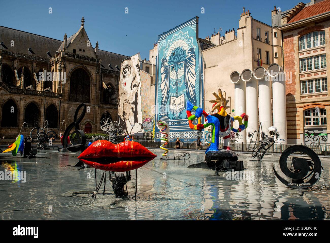 Una vista della nuova pittura di arte di strada dell'artista statunitense Shepard Fairey di fronte alla fontana Stravinsky a Parigi, in Francia, il 29 giugno 2019. Foto di Danis Prezat/Avenir Pictures/ABACAPRESS.COM Foto Stock