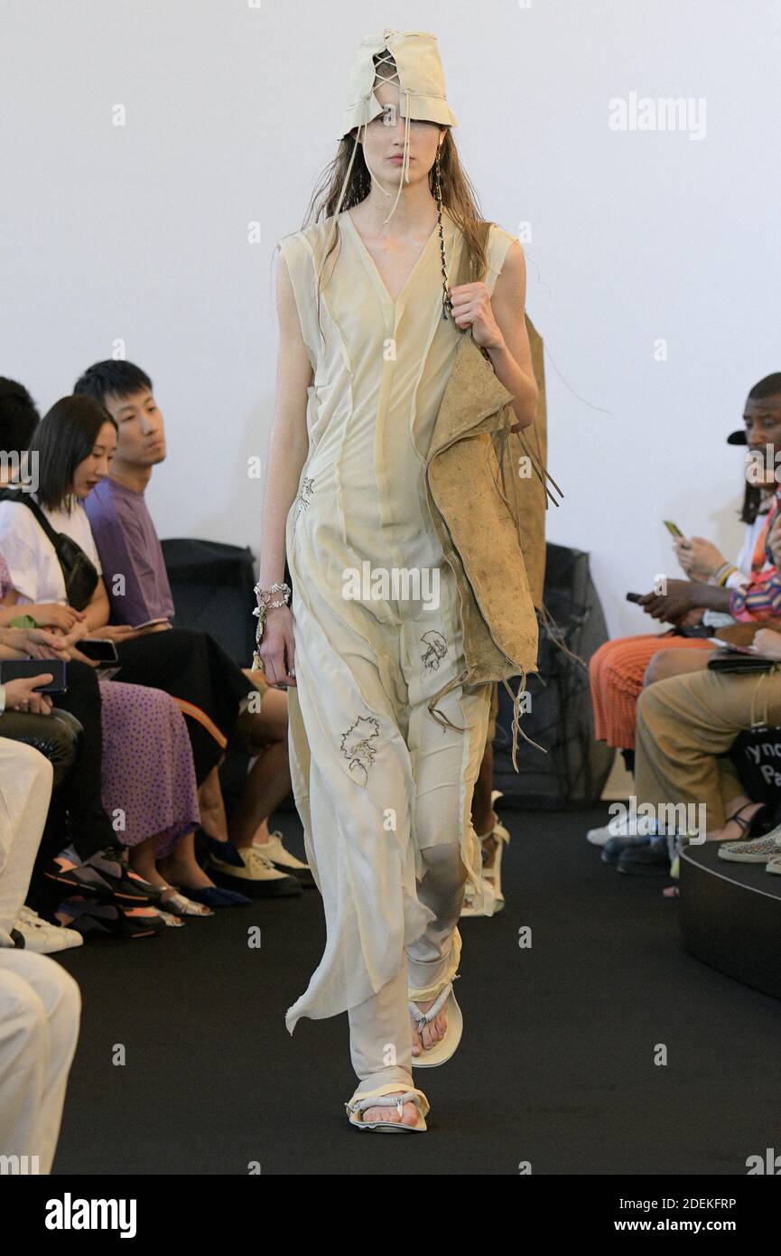 Un modello cammina la pista durante L'ACNE STUDIOS donna indossare primavera / estate 2020 sfilata di moda come parte della Paris Fashion Week il 30 giugno 2019 a Parigi, Francia. Foto di Alain Gil-Gonzalez/ABACAPRESS.COM Foto Stock