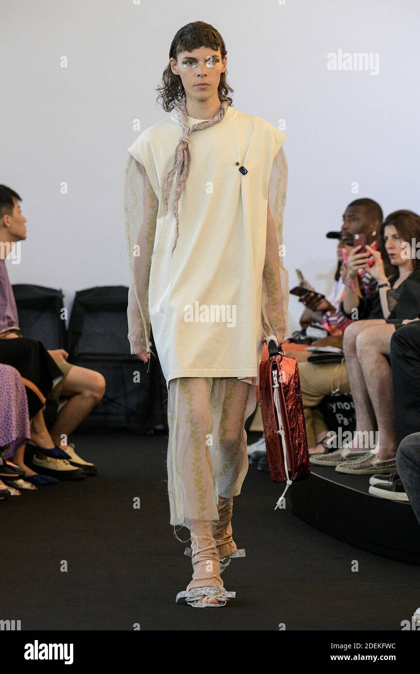 Un modello cammina la pista durante L'ACNE STUDIOS donna indossare primavera / estate 2020 sfilata di moda come parte della Paris Fashion Week il 30 giugno 2019 a Parigi, Francia. Foto di Alain Gil-Gonzalez/ABACAPRESS.COM Foto Stock