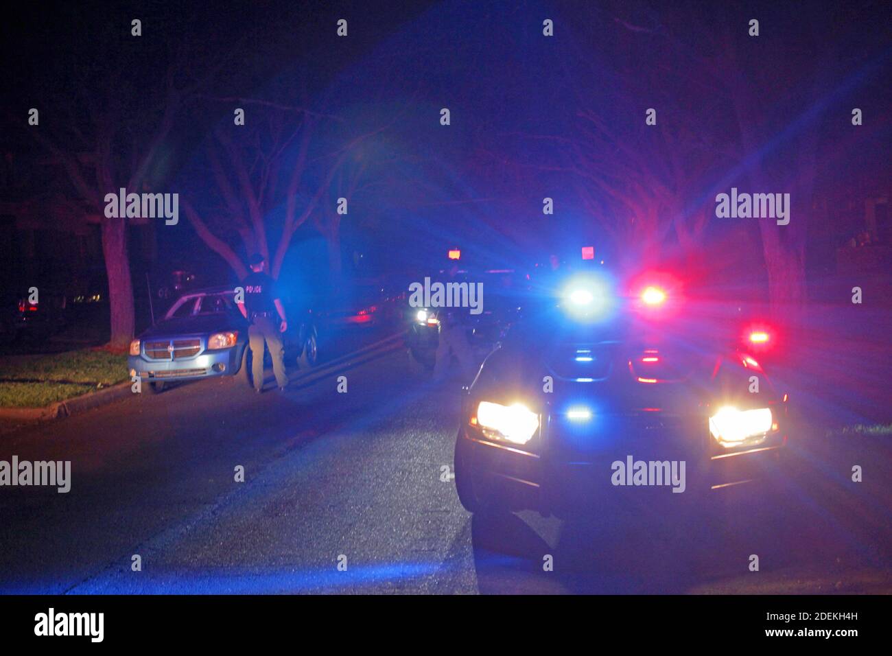 Gli ufficiali Special Ops della polizia di Detroit si occupano di un incidente di notte, Detroit, Michigan, USA Foto Stock