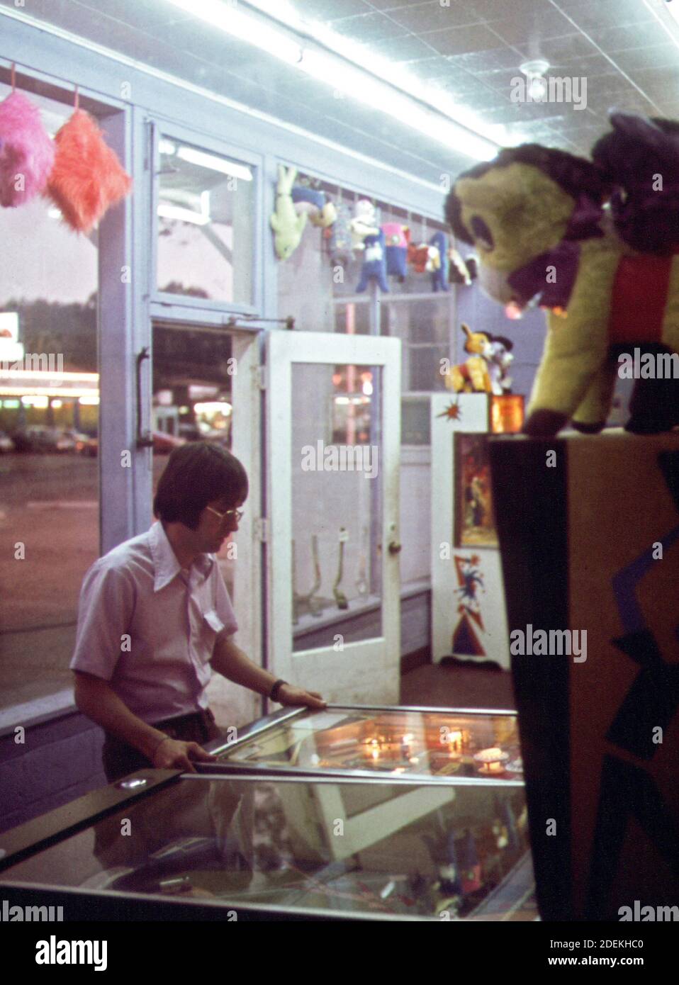 '1970 Photos (1973) - giochi di flipper in un garage ristrutturato Sulla ''The Strip'', un parco giochi commerciale che inizia a Bagnell Dam e si avvolge per circa un miglio lungo la cresta Top a sud (Lake of the Ozarks, Missouri) ' Foto Stock