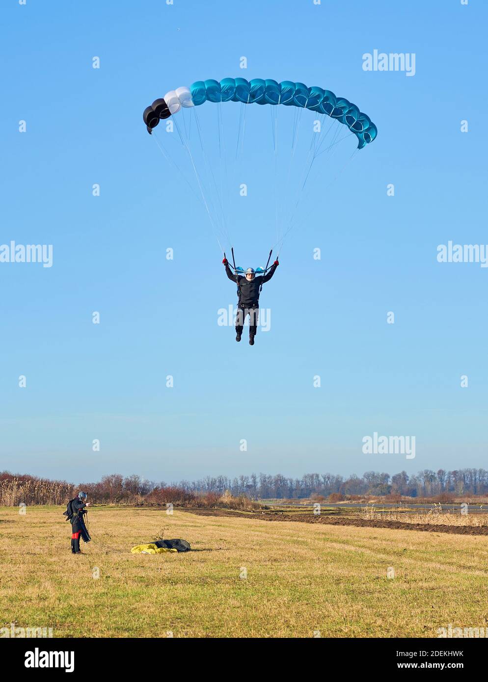 skydiver atterra in un campo Foto Stock