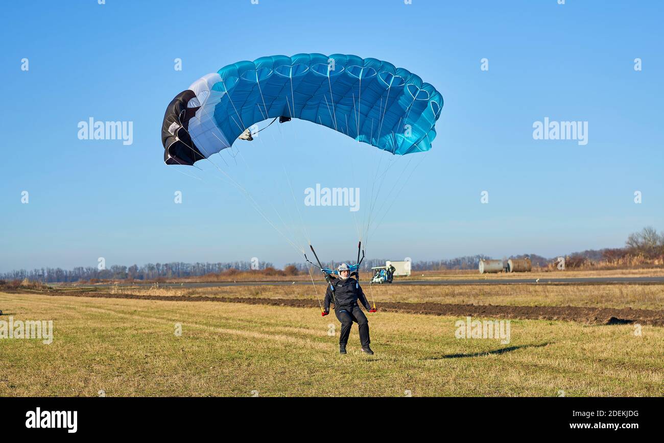 skydiver atterra in un campo Foto Stock