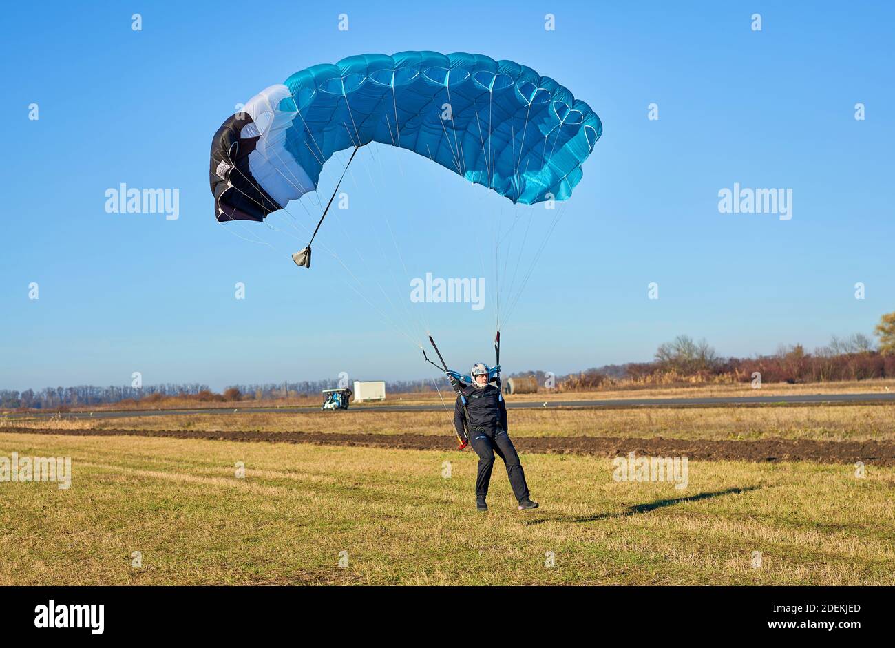 skydiver atterra in un campo Foto Stock