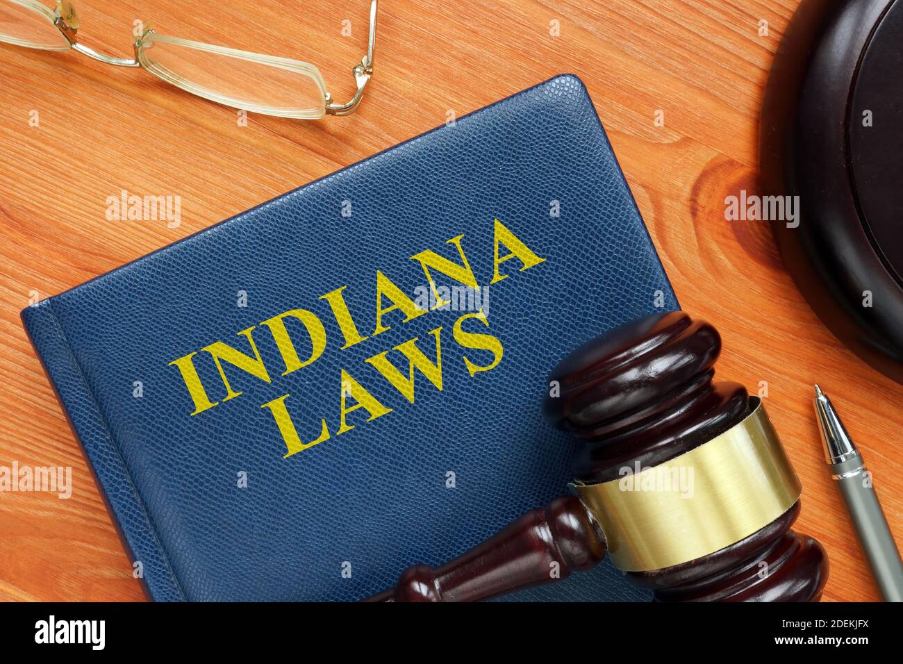 Legge dello stato dell'Indiana con gavel e occhiali. Foto Stock
