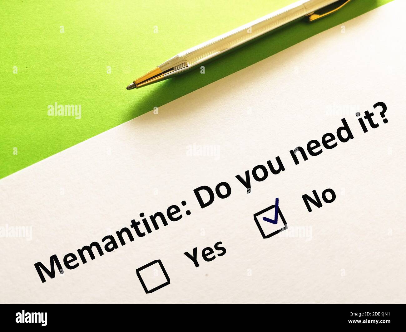 Una persona sta rispondendo alla domanda circa il farmaco psichiatrico. La persona pensa che non abbia bisogno di prendere memantina. Foto Stock