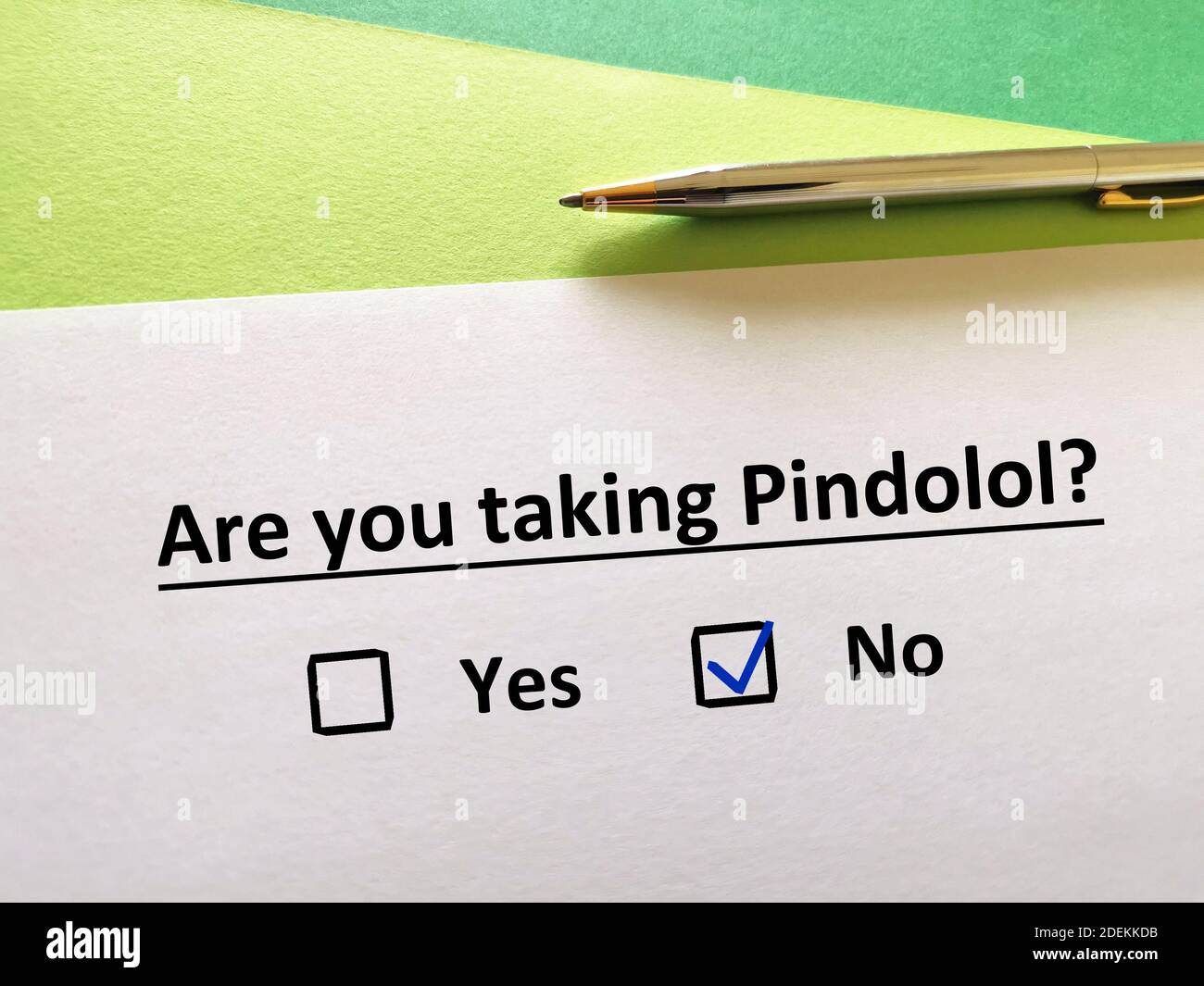 Una persona sta rispondendo alla domanda circa il farmaco psichiatrico. La persona non prende il pindololo Foto Stock