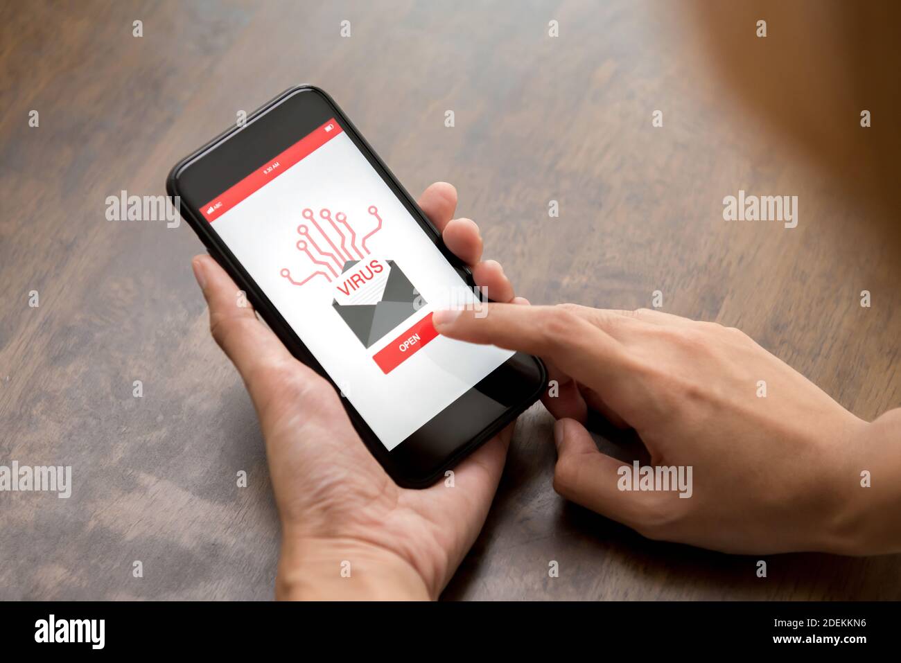 Toccare manualmente il pulsante sullo schermo dello smartphone per aprire la posta elettronica contiene virus Foto Stock