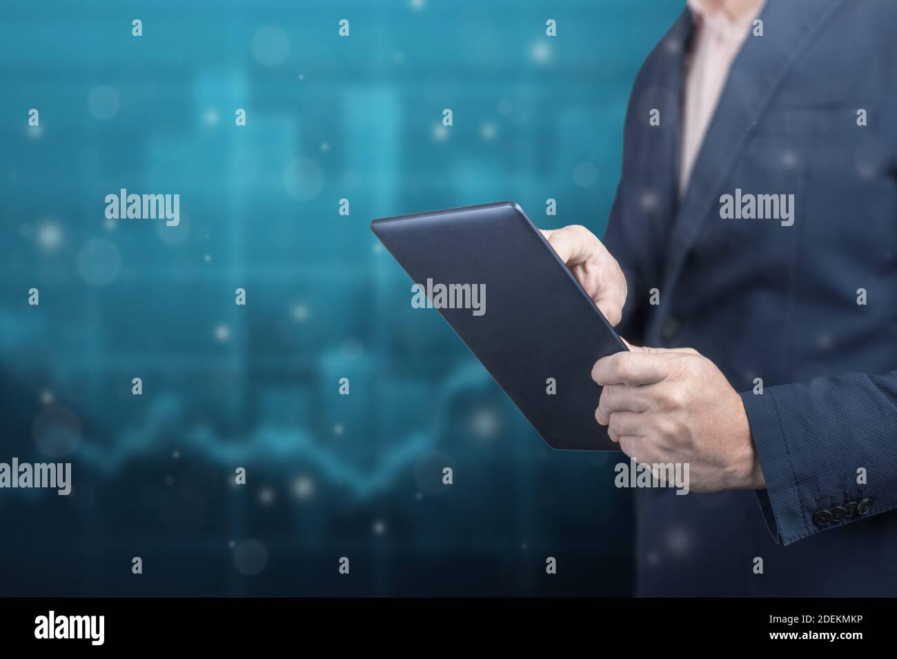 l'uomo d'affari possiede un tablet digitale sullo sfondo di grafici finanziari. Business analysis, planing e concetto di strategia. Copy space Foto Stock
