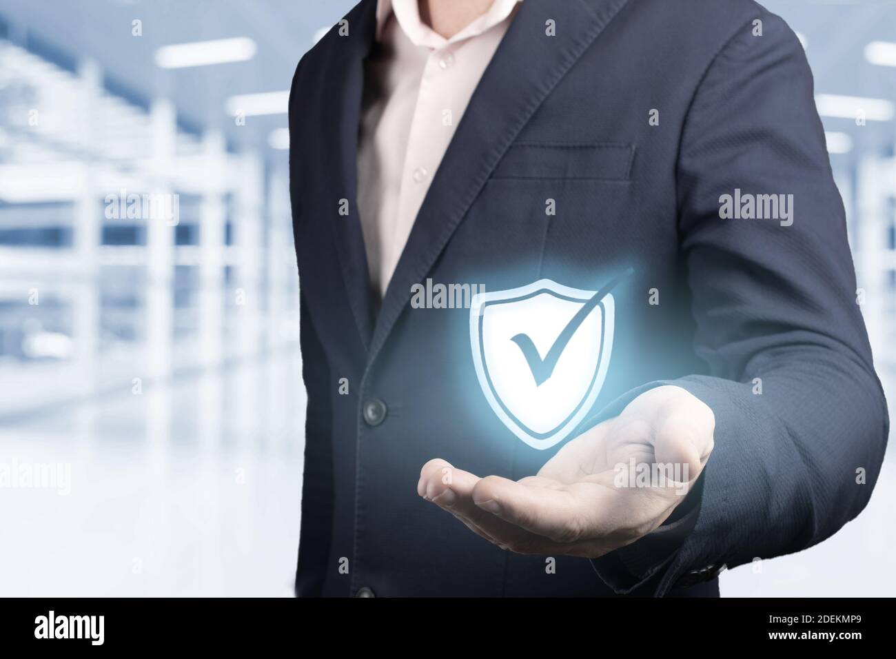 concetto di sicurezza delle informazioni aziendali. l'uomo d'affari tiene in mano il simbolo di sicurezza. concetto di sicurezza informatica, protezione dei dati, protezione contro gli hacke Foto Stock
