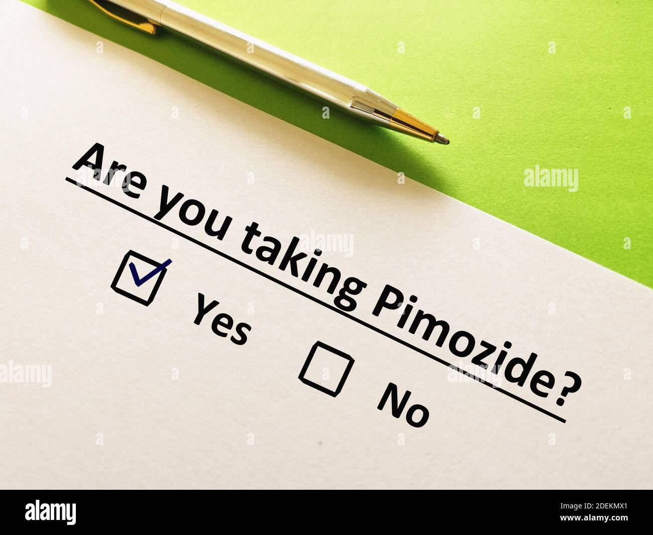 Una persona sta rispondendo alla domanda circa il farmaco psichiatrico. La persona sta prendendo pimozide. Foto Stock