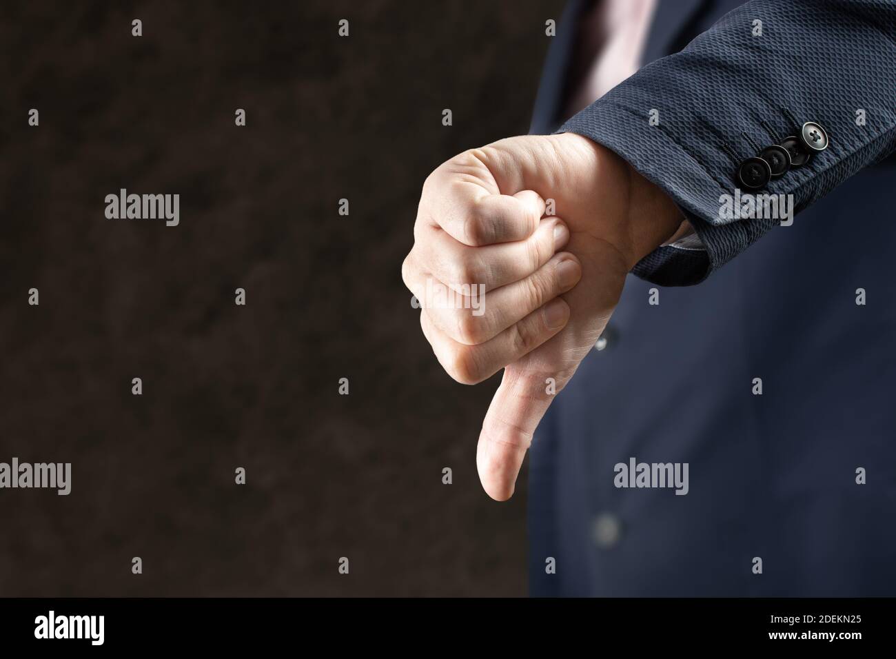 Uomo d'affari che mostra gesto con il pollice giù. Uomo che mostra i pollici giù o segno dislike o Gesture annoiato negoziati di affari non riuscito. Commercio i Foto Stock