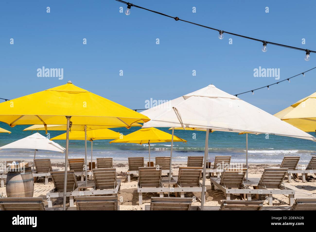 Sedie a sdraio e ombrelloni presso la spiaggia dei bagnanti di Fremantle. Foto Stock