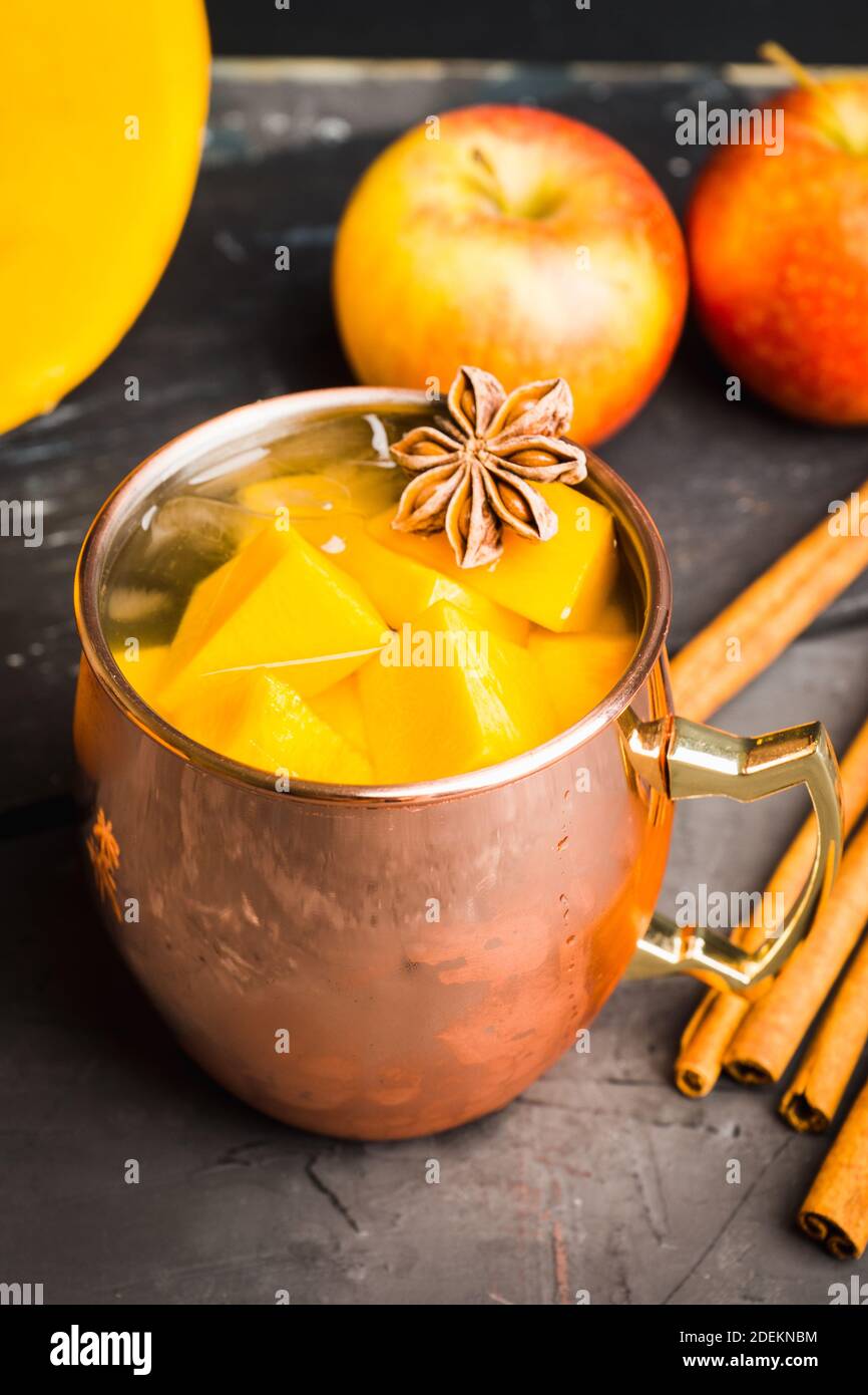 Cocktail di zucca fresca in tazza di rame. Messa a fuoco selettiva. Profondità di campo poco profonda. Foto Stock