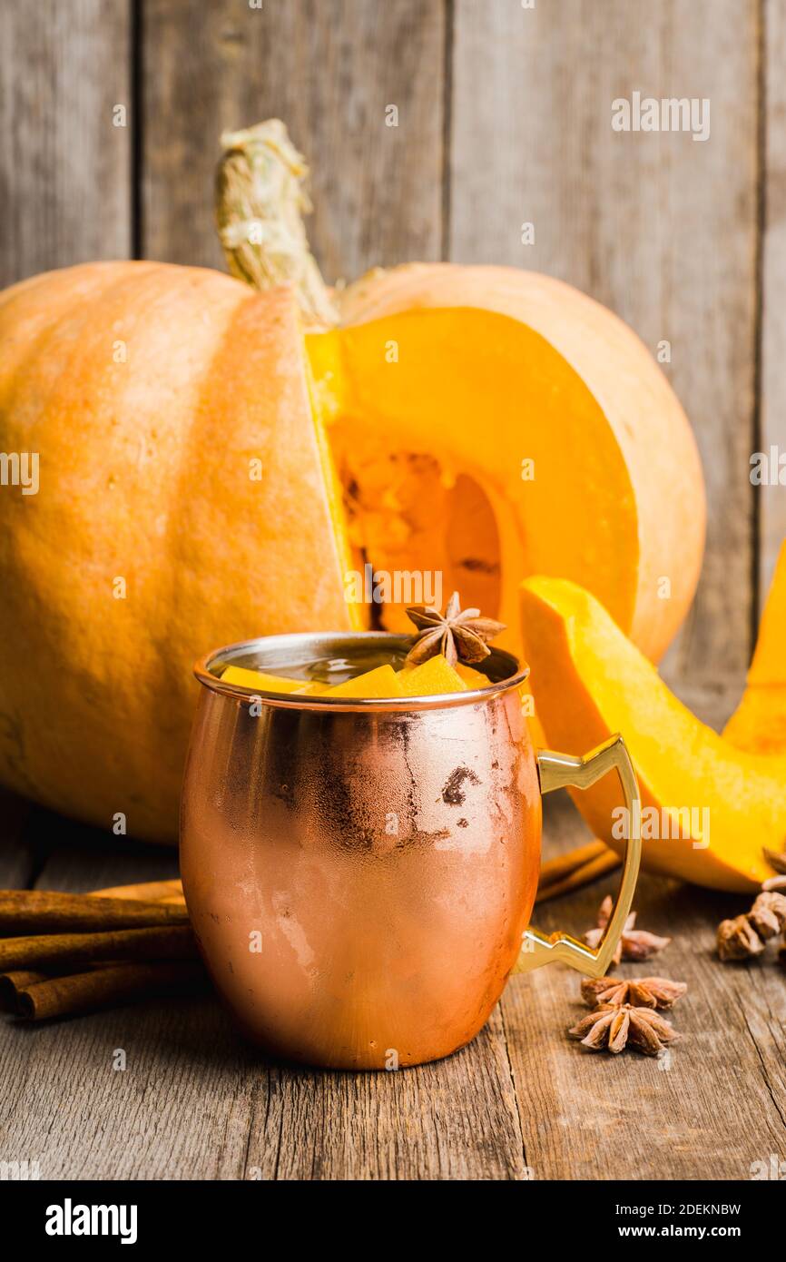 Cocktail di zucca fresca in tazza di rame. Messa a fuoco selettiva. Profondità di campo poco profonda. Foto Stock