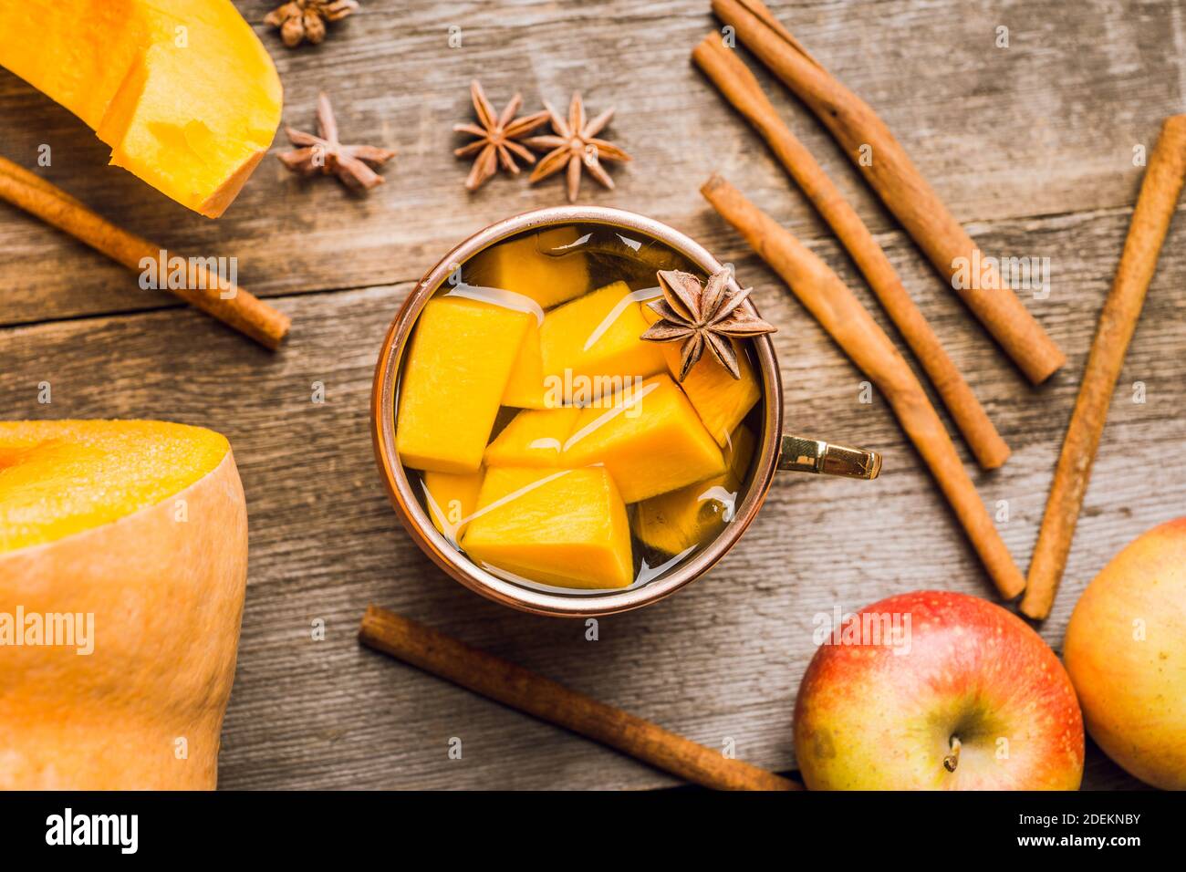Cocktail di zucca fresca in tazza di rame. Messa a fuoco selettiva. Profondità di campo poco profonda. Foto Stock