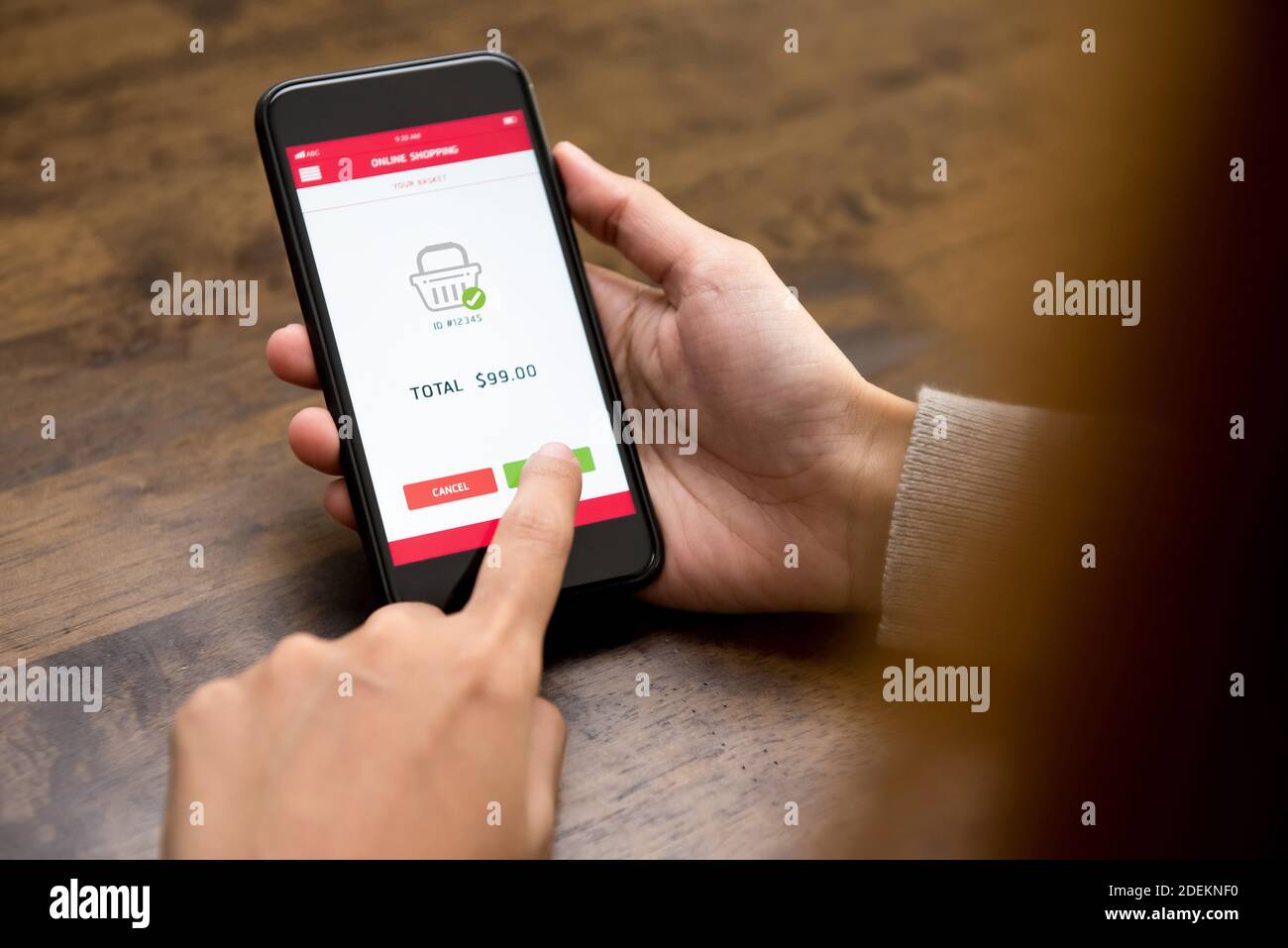 Mano donna che tocca il pulsante sullo schermo dello smartphone, l'acquisto e l'esecuzione di un pagamento digitale tramite l'applicazione - Internet online home shopping concetto Foto Stock