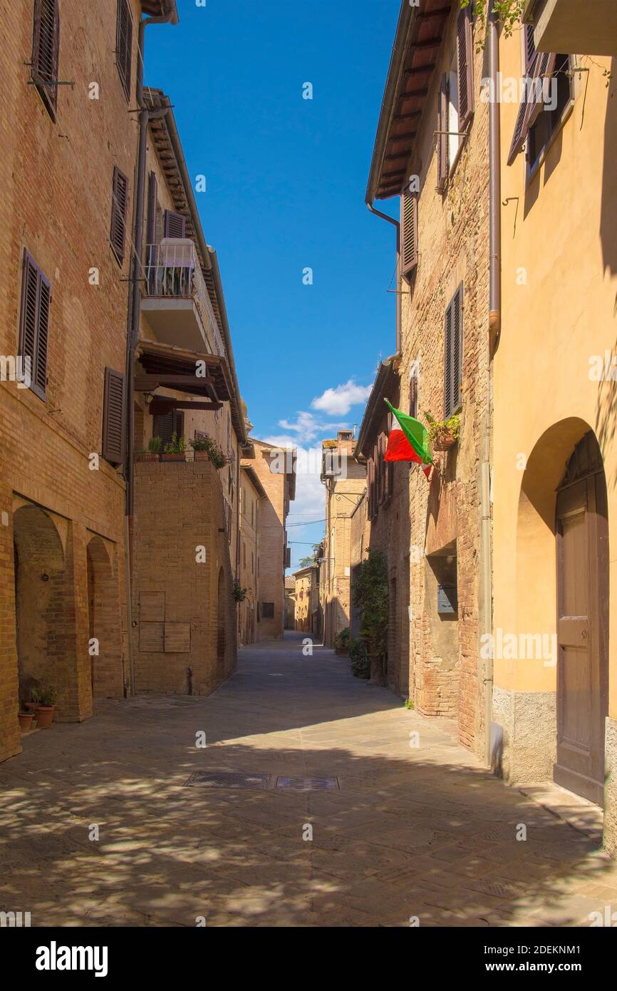 Una tranquilla strada residenziale nel borgo medievale di Buonconvento, provincia di Siena, Toscana, Italia Foto Stock