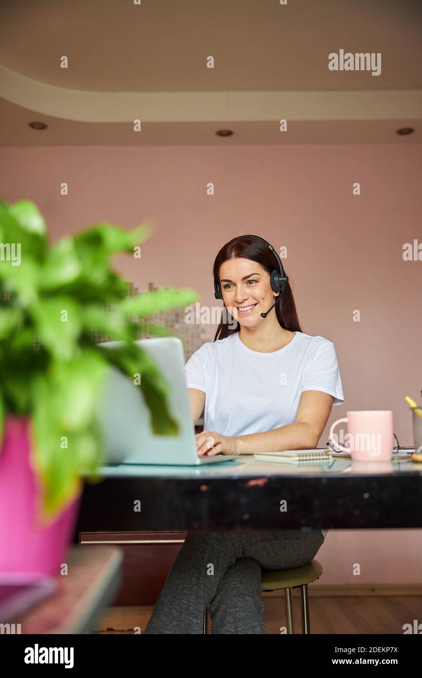 Piacevole operaio che inizia con impazienza la sua giornata lavorativa Foto Stock