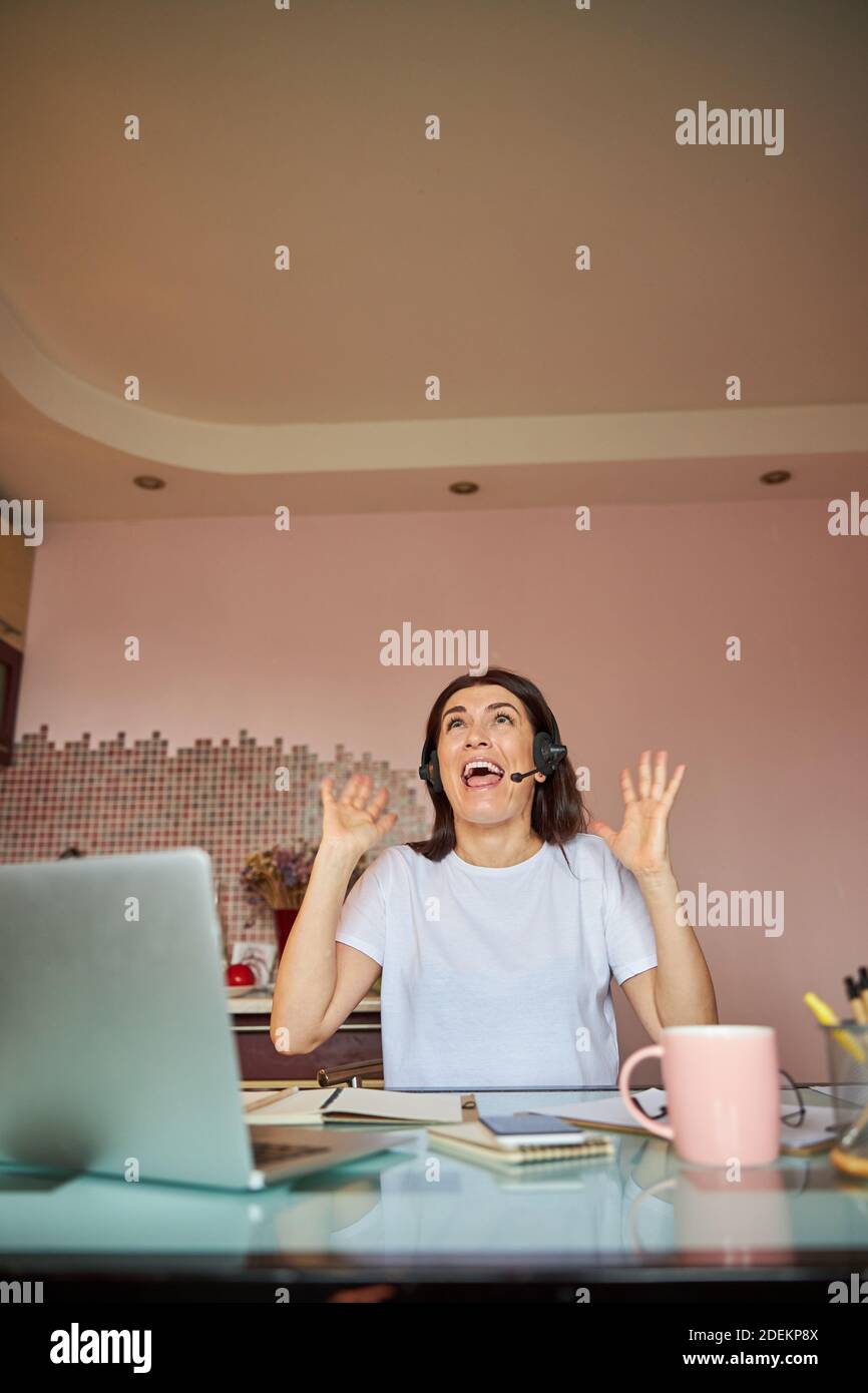 Lavoratrice che getta le braccia e urla Foto Stock