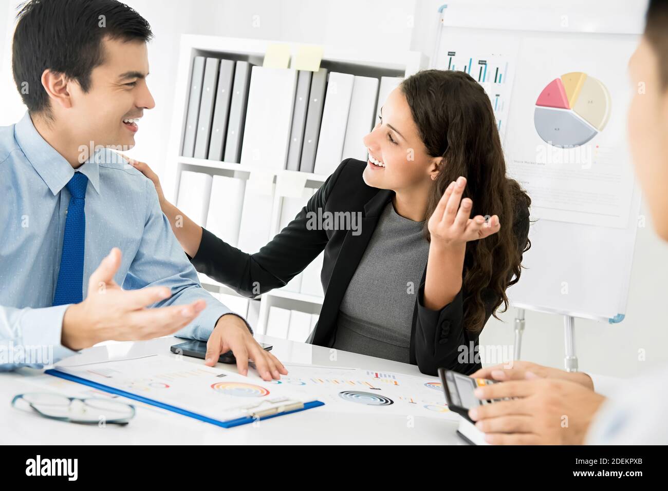 Leader della donna d'affari che ascolta e dà potere al suo collega nella riunione di vendita in ufficio Foto Stock