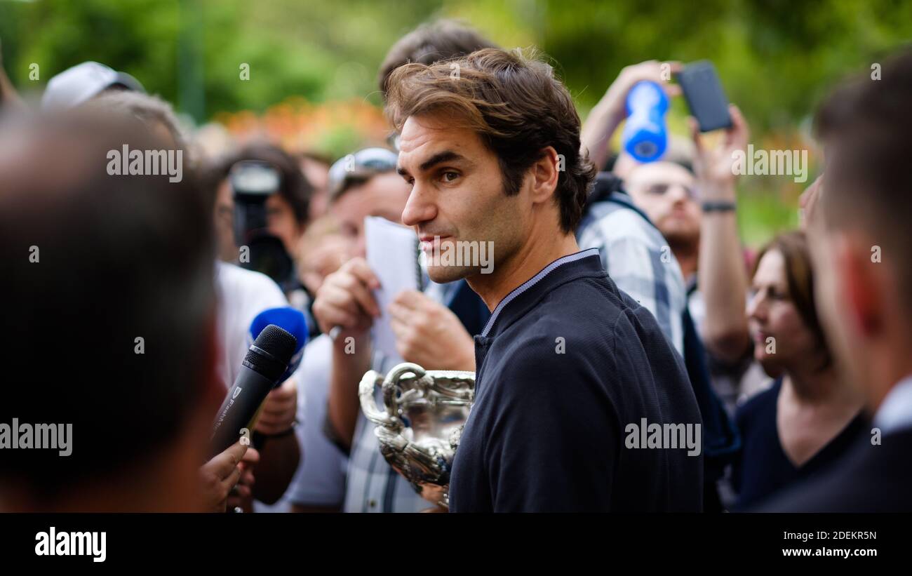 Roger Federer durante una conferenza stampa all-in presso un parco dopo la sua vittoria Australian Open del 2017. Foto Stock