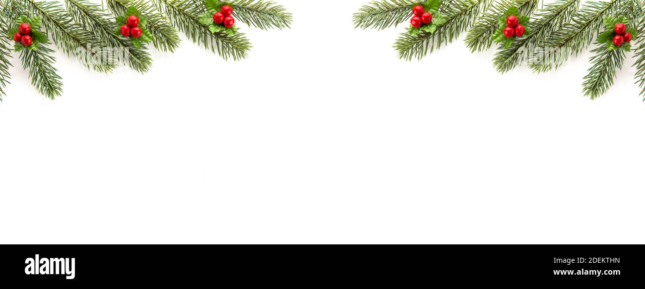 Bianco Natale e Capodanno banner sfondo top view bordo con pino verde, mistetoe, bacche rosse e spazio copia Foto Stock
