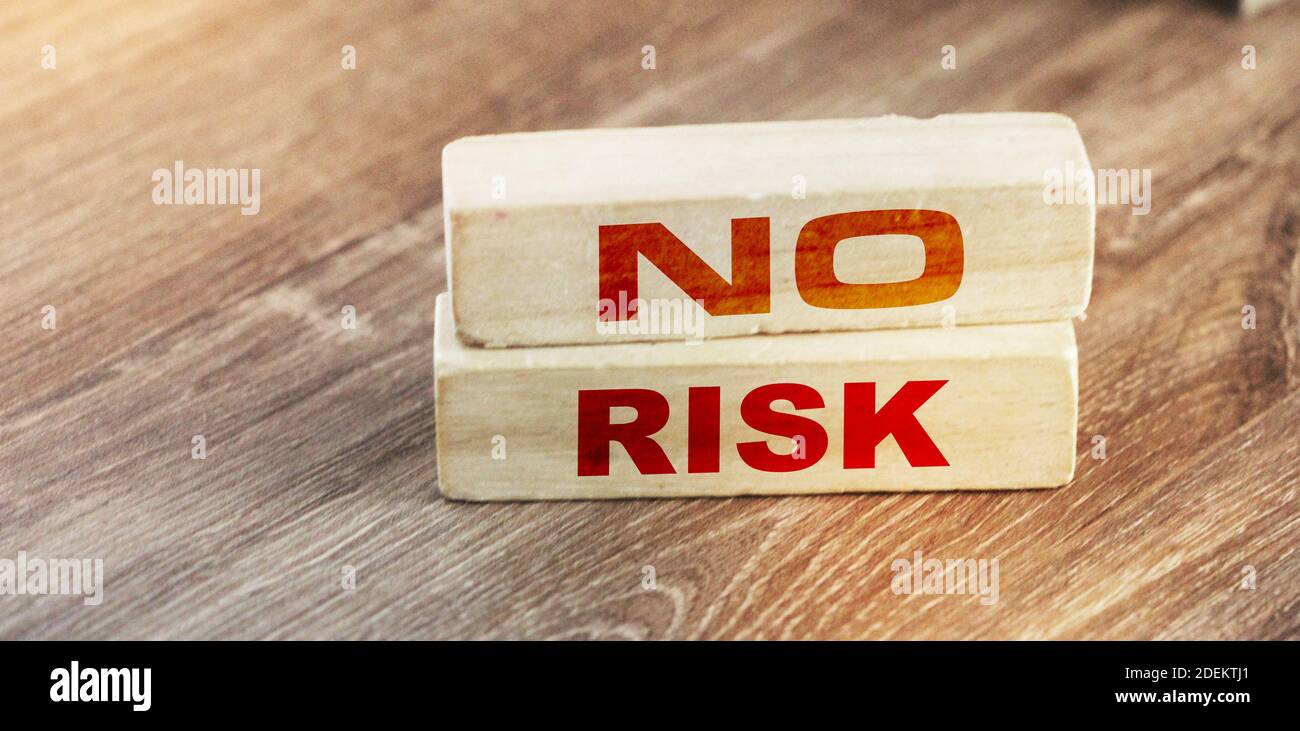 Nessun rischio di parole su blocchi di legno su tavolo di legno. Concetto di gestione del rischio Foto Stock