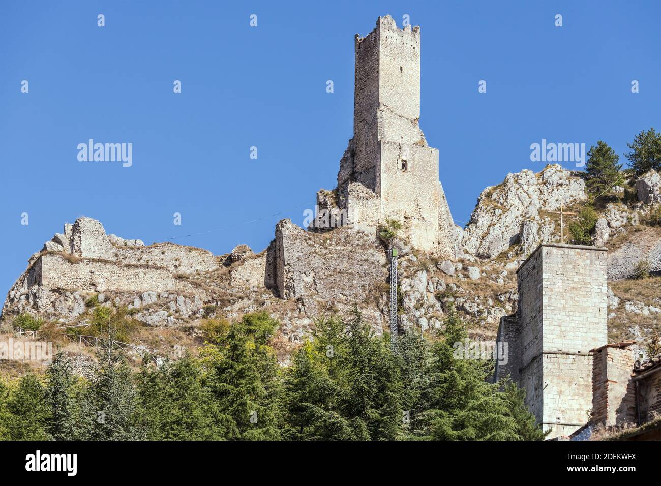 Paesaggio urbano con la torre Piccolomini e le rovine del castello nel villaggio storico, girato in luce brillante a Pescina, l'Aquila, Abruzzo, Italia Foto Stock