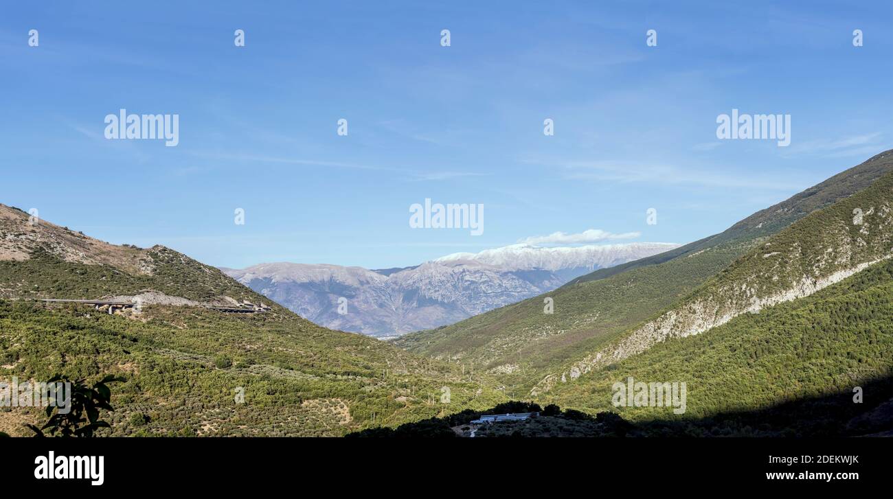 Paesaggio con le pendici boscose della valle del fiume Sagittario e della catena della Maiella sullo sfondo, sparato in luce brillante da vicino Casale, l'Aquila, Abruzzo, Ital Foto Stock