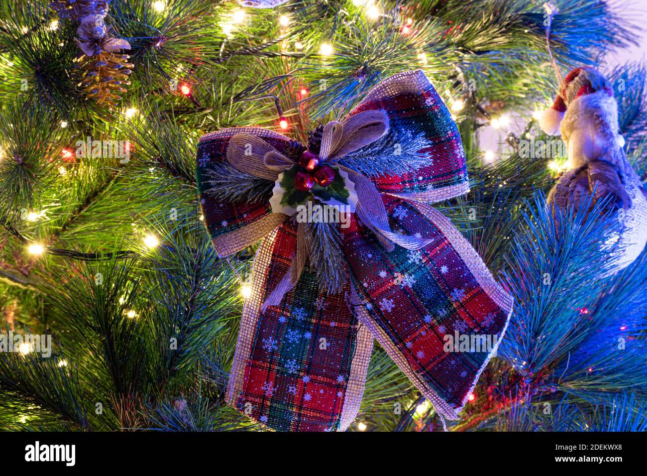 Albero di Natale decorato e creche su uno sfondo sfocato e si possono vedere le luci e i colori caldi che danno un vero spirito e umore Foto Stock
