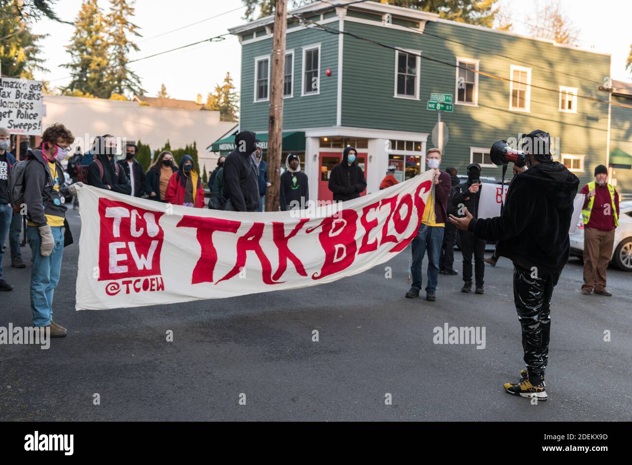 Bellevue, Stati Uniti. 30 novembre 2020. A metà giornata Chris SMALLS parla al Cyber Monday March in Peak Season protesta. Organizzato dal Congresso dei lavoratori essenziali, i manifestanti stanno marciando sulla residenza Jeff Bezos nel quartiere benestante di Medina a Bellevue. Il fondatore di TCOEW Chris SMALLS che guida il gruppo è un ex lavoratore Amazon attivato attivista, sta lottando per migliorare le condizioni di lavoro presso i magazzini Amazon in tutto il mondo. Credit: James Anderson/Alamy Live News Foto Stock