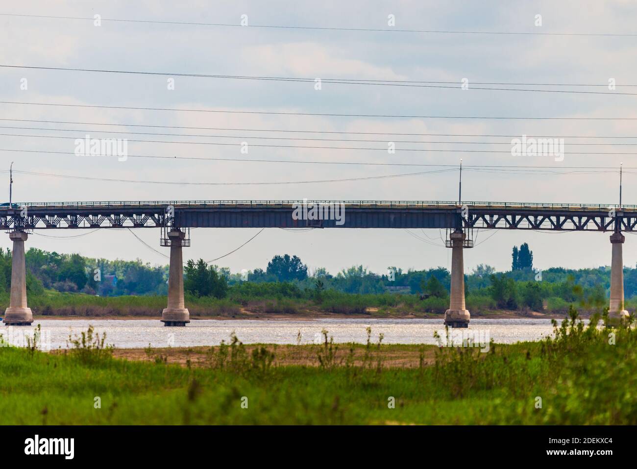 Cemento automobilistico e ponte di metallo su un fiume. Foto Stock