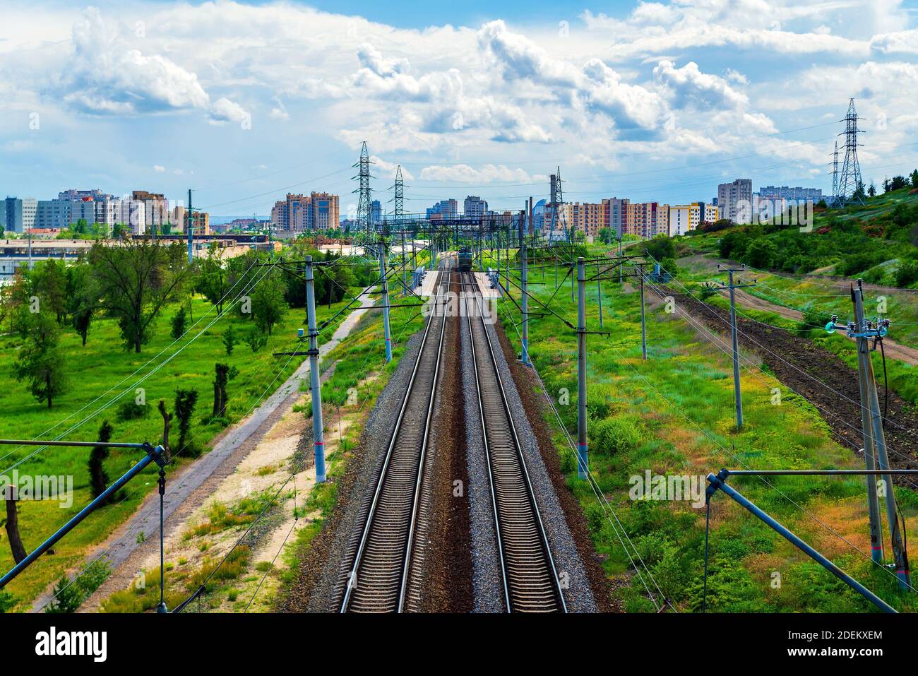Binario ferroviario diritto nella zona industriale della città. Foto Stock