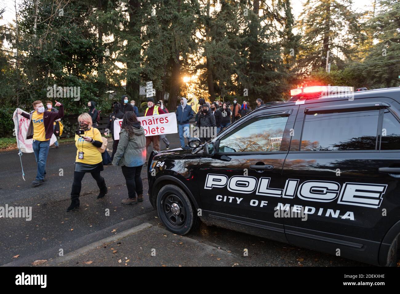 Bellevue, Stati Uniti. 30 novembre 2020. I manifestanti di metà giornata al Cyber Monday marzo sulla protesta di Peak Season. Organizzato dal Congresso dei lavoratori essenziali, i manifestanti stanno marciando sulla residenza Jeff Bezos nel quartiere benestante di Medina a Bellevue. Il fondatore e di TCOEW Chris SMALLS è un ex lavoratore Amazon attivato attivista, sta lottando per migliorare le condizioni di lavoro presso i magazzini Amazon in tutto il mondo. Credit: James Anderson/Alamy Live News Foto Stock