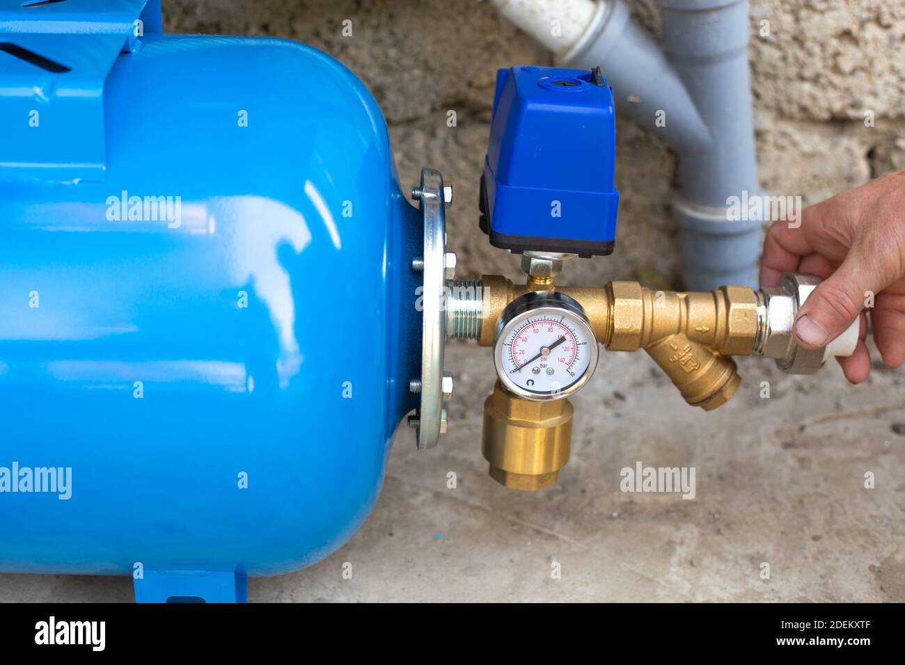 installazione di una stazione di alimentazione idrica in un edificio residenziale utilizzando un accumulatore idraulico. Stazione di pompaggio. Fuoco selettivo Foto Stock
