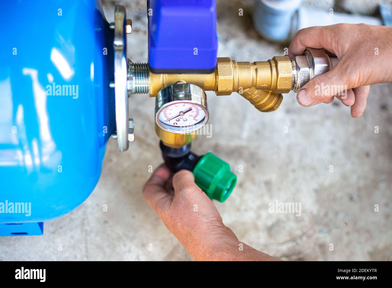 installazione di una stazione di alimentazione idrica in un edificio residenziale utilizzando un accumulatore idraulico. Stazione di pompaggio. Foto Stock