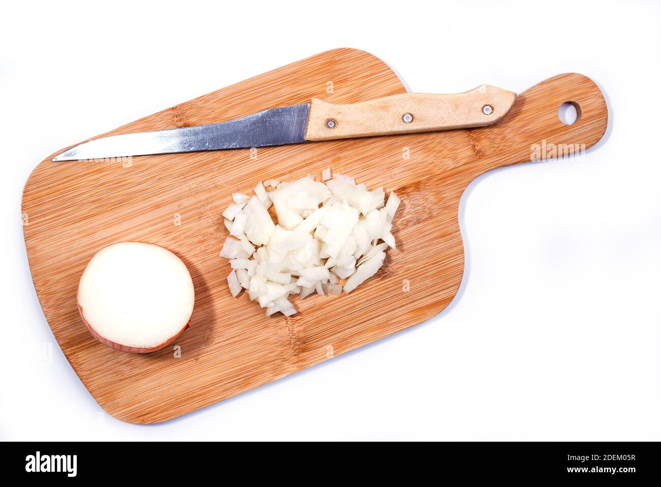 Tritato e mezza cipolla su un tagliere di legno isolato su sfondo bianco Foto Stock