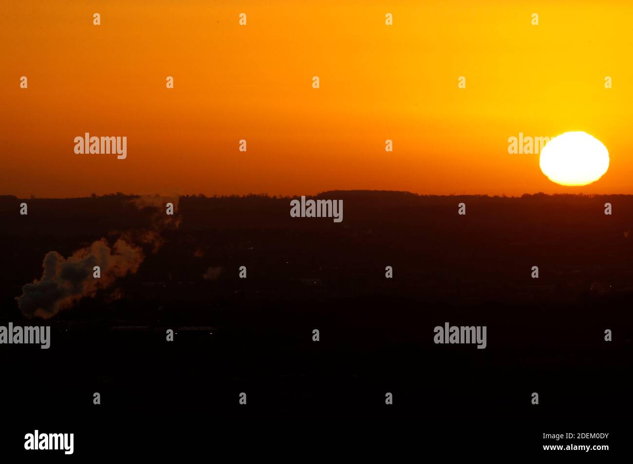 Newtown Linford, Leicestershire, Regno Unito. 1 Dicembre 2020. Meteo nel Regno Unito. L'alba è vista da Bradgate Park il primo giorno dell'inverno meteorologico nel Regno Unito. Credit Darren Staples/Alamy Live News. Foto Stock