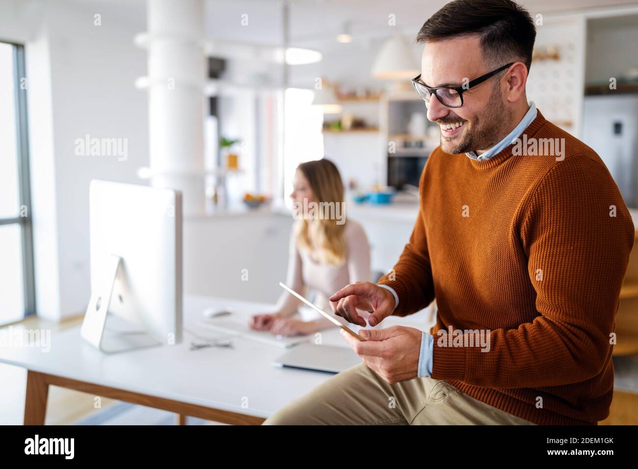 Bell'uomo d'affari che usa il tablet in ufficio. Tecnologia, business, concetto di persone. Foto Stock
